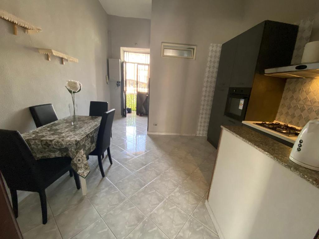 a kitchen and dining room with a table and chairs at Candy home in Naples