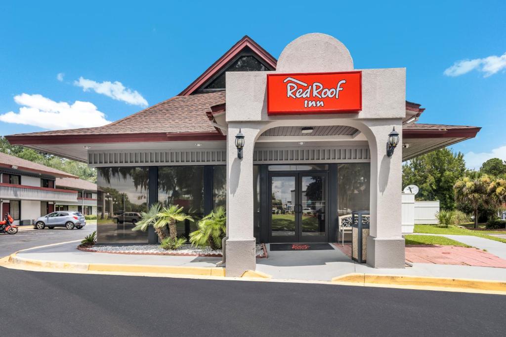 a red roof restaurant with a red sign on it at Red Roof Inn Savannah – Southside/Midtown in Savannah