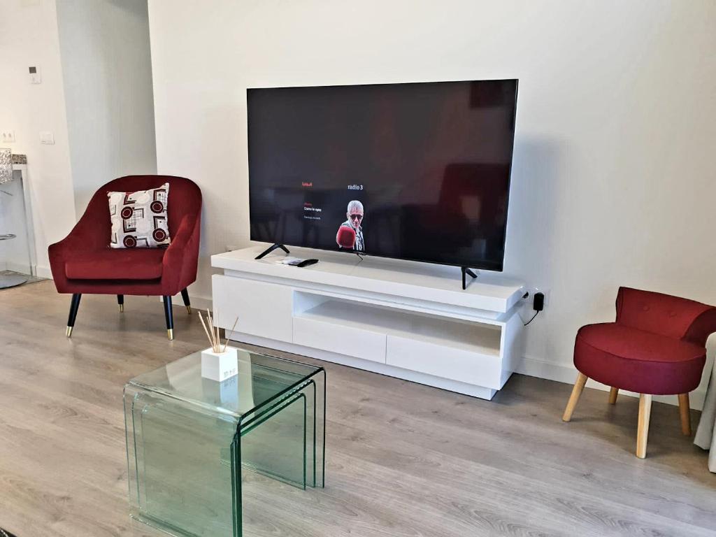 Televízia a/alebo spoločenská miestnosť v ubytovaní Wi-Fi alta velocidad de 1 Gbps rodeado de naturaleza