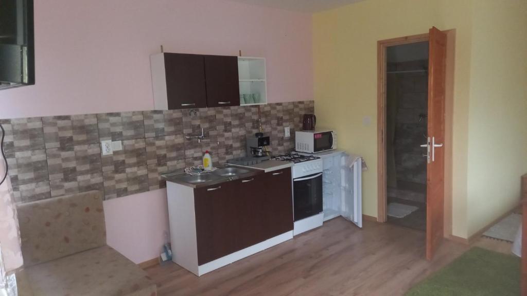 Kuchnia lub aneks kuchenny w obiekcie Gecse-Villa