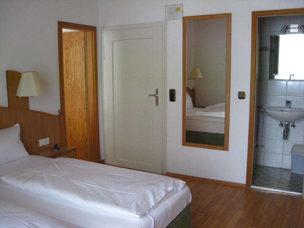 Postel nebo postele na pokoji v ubytování Hotel Möve garni
