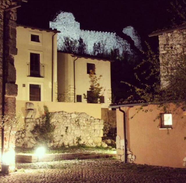 ein Gebäude in der Nacht mit Lichtern davor in der Unterkunft Antico Borgo di Albe in Albe