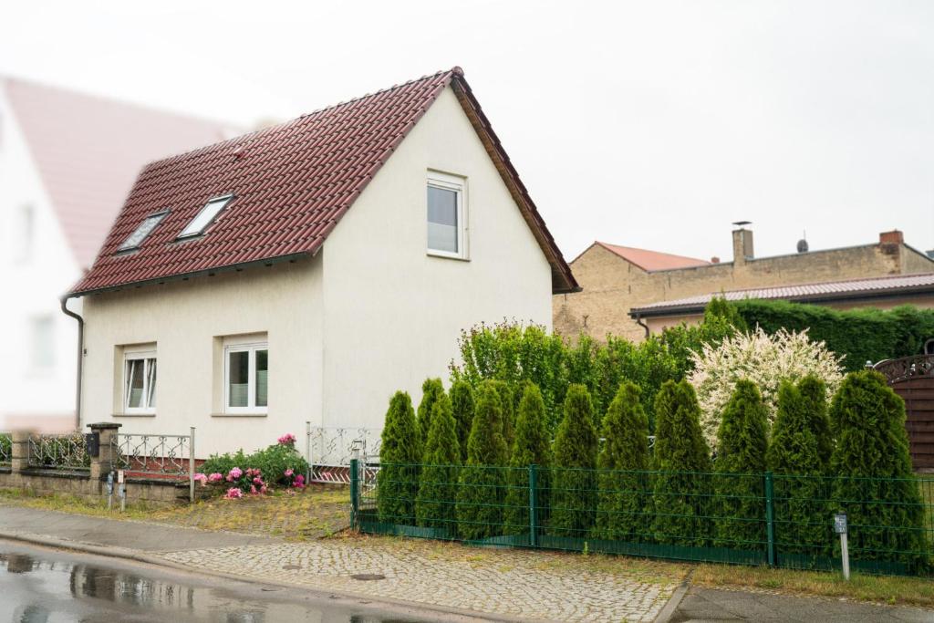 Casa blanca con techo marrón en Ferienhaus Uckerseeblick, en Prenzlau