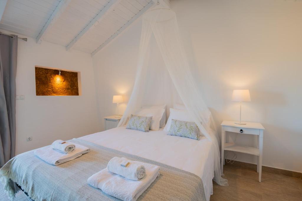 Casas Da Bica - Turismo Espaço Rural - Chambre Royale Avec Vue De La Piscine