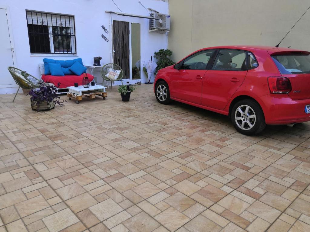 un coche rojo estacionado frente a una casa en Vivienda turística ondara, en Ondara