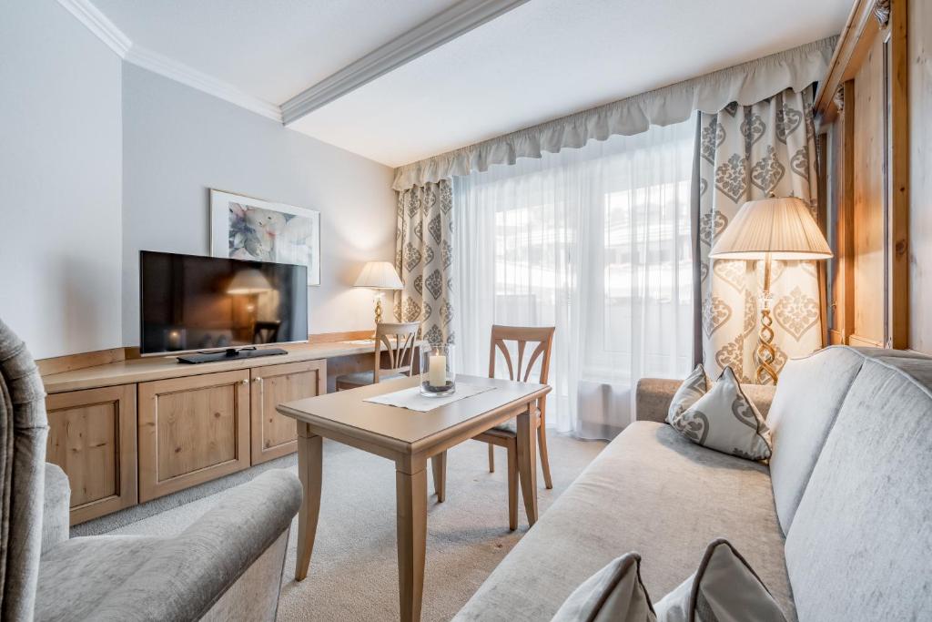 TV a/nebo společenská místnost v ubytování Trofana Royal 5-Sterne Superior Resort