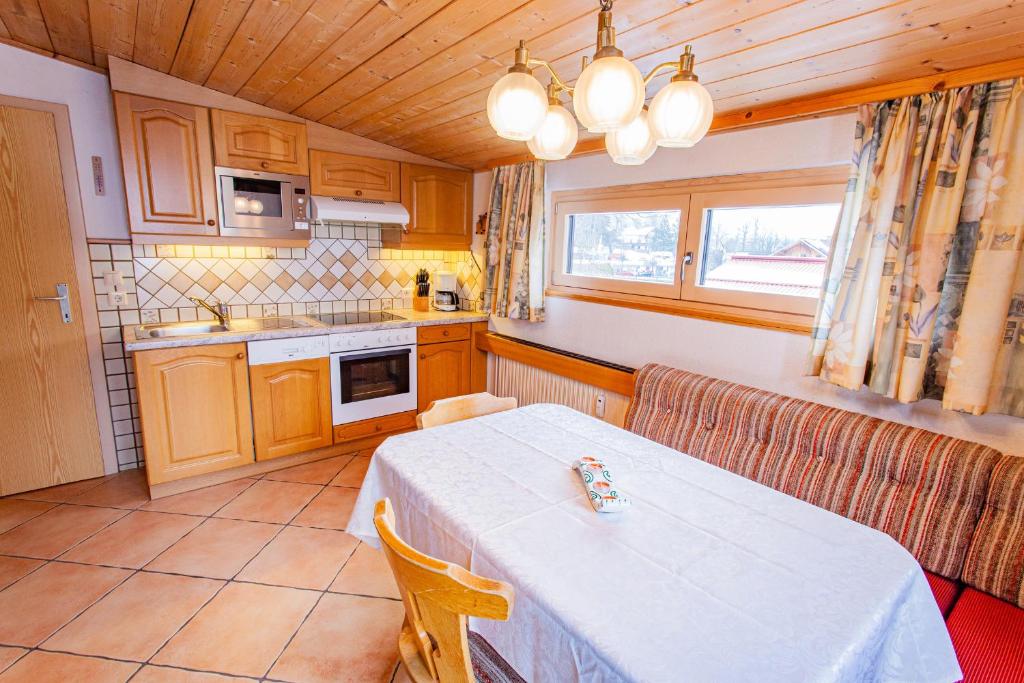 - une petite cuisine avec une table dans une chambre dans l'établissement Bergidyll 12 by Alpenidyll Apartments, à Ramsau am Dachstein