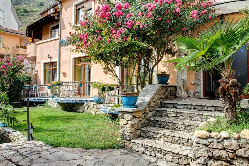 una casa con flores a un lado. en Villa Botticelli, en Mostar