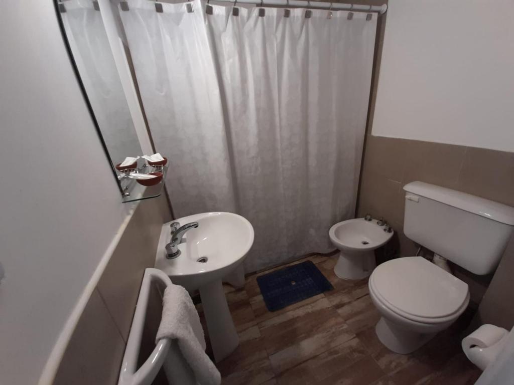 ein kleines Bad mit WC und Waschbecken in der Unterkunft Hotel Rincón de Playa in Miramar