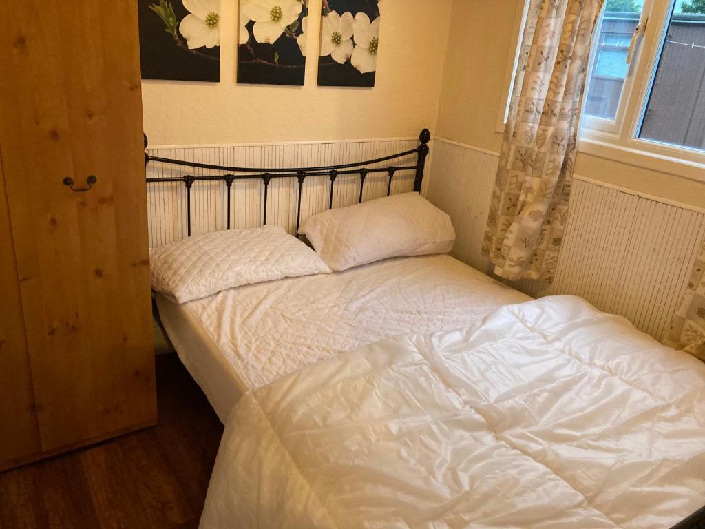 a bedroom with a twin bed and a window at Atlanta Ceder Wood Chalet in Mablethorpe