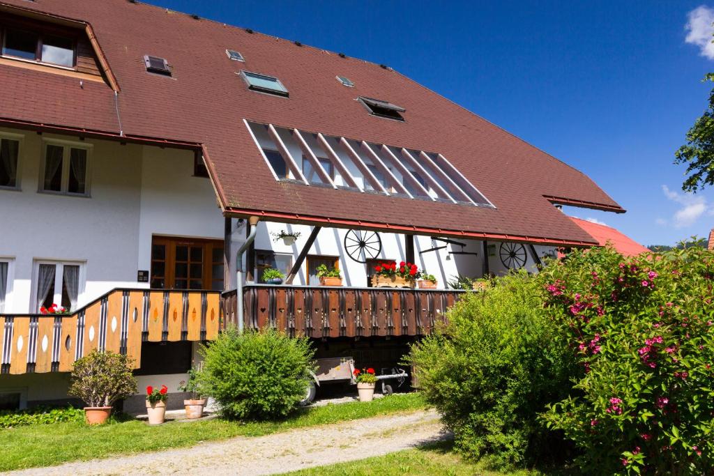 dom z drewnianym tarasem i dachem w obiekcie Ferienwohnung Jasmin w mieście Wieden
