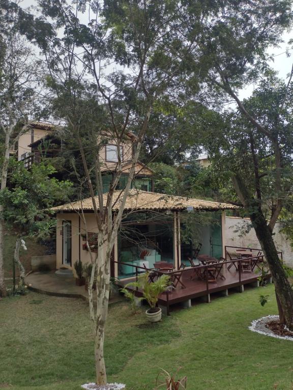 a house with a tree in the yard at Recanto da Ferradura in Búzios