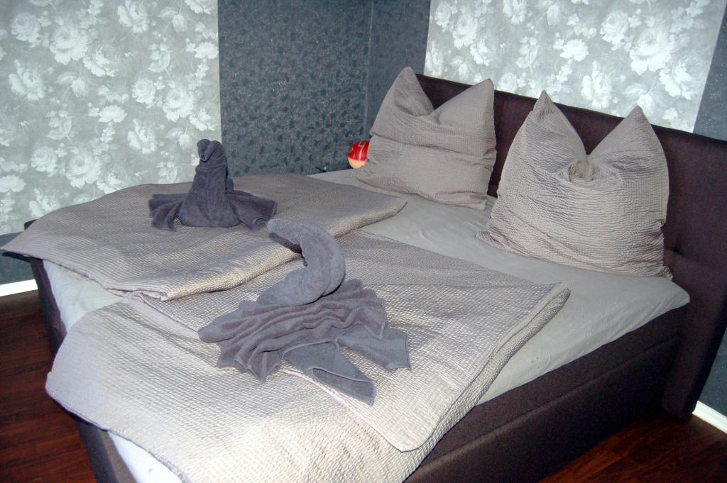 ein Bett mit Handtüchern und Kissen darauf in der Unterkunft Ferienwohnung am Saalebogen in Calbe