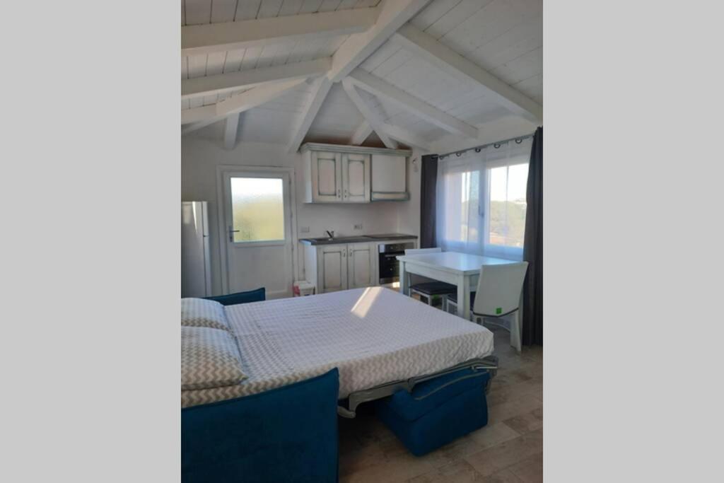 オルビアにあるStella Marinaのベッドとテーブルが備わる部屋