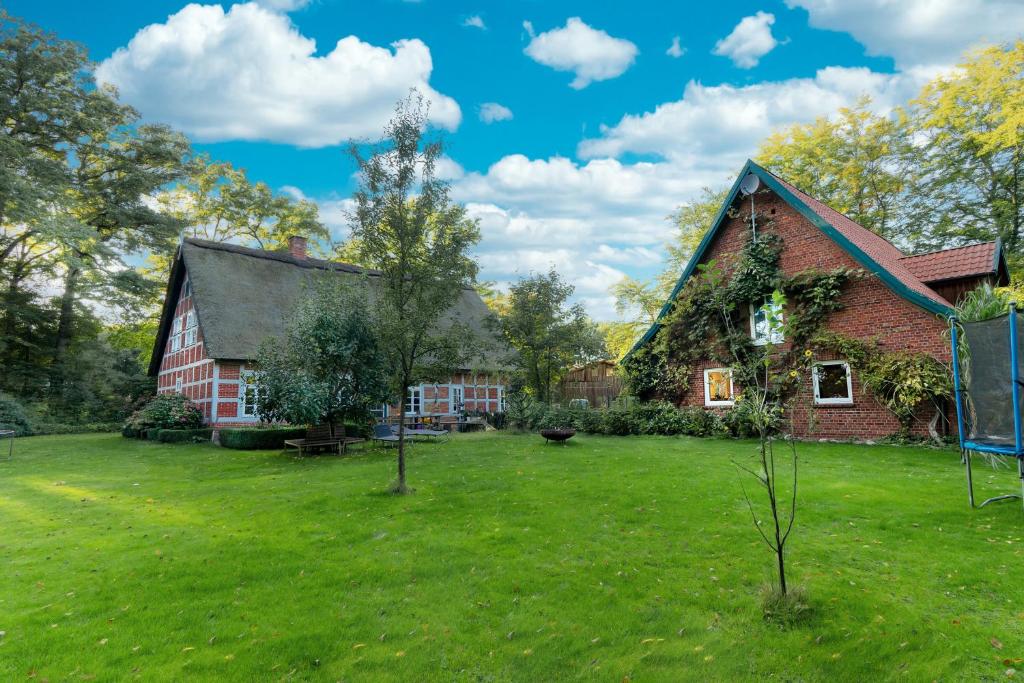 una vecchia casa in mattoni con un cortile verde di Bullerbü Hanrade zwischen Hamburg und Bremen a Heeslingen