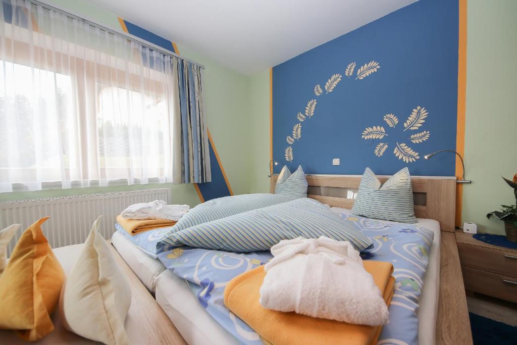1 dormitorio con 1 cama con paredes y almohadas azules en Komfortferienwohnung "Morgenrot" en Schwaigs