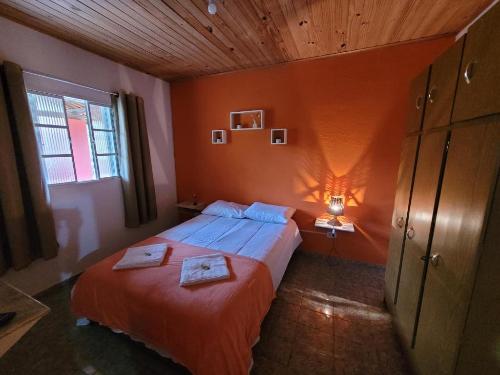 Postel nebo postele na pokoji v ubytování Chácara dos Pássaros