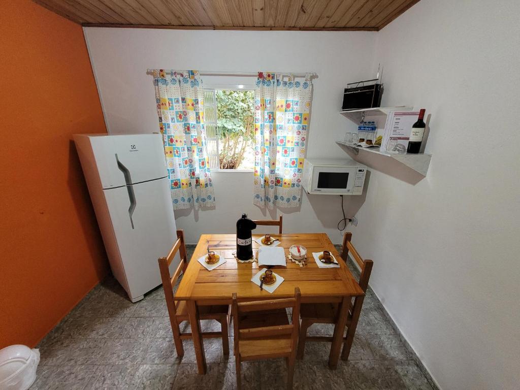 Kuchyň nebo kuchyňský kout v ubytování Chácara dos Pássaros