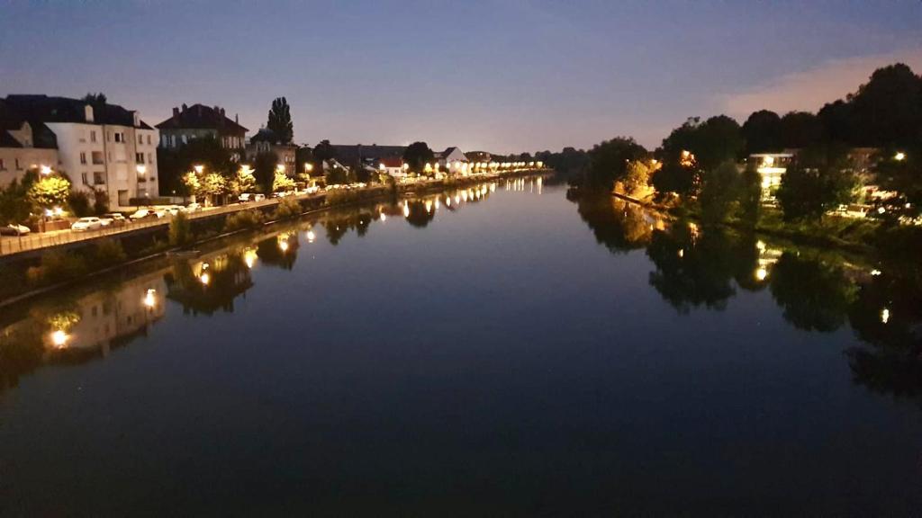 AP101 Disneyland a 15 min en voiture, Lagny au coeur de Centre ville, 30 min à Paris en voiture
