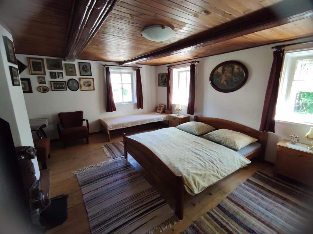 um quarto com uma cama num quarto com tectos em madeira em Cafe Nostalgie čtyřlůžkový apartmán em Krásná Lípa