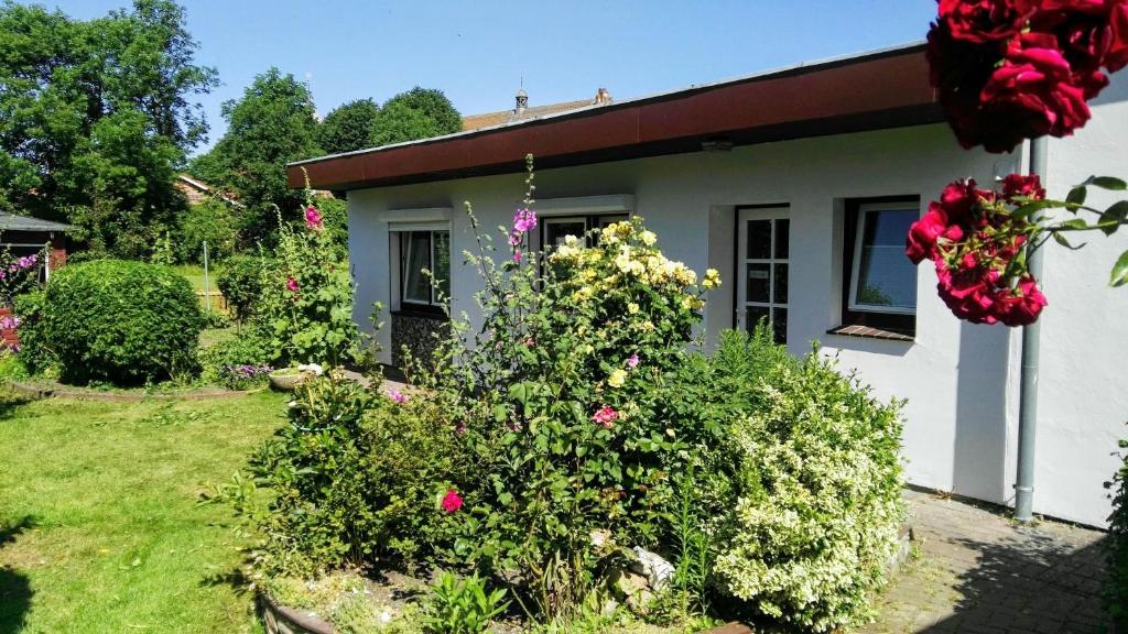 a house with flowers in the front yard at Hus Kalli in Landkirchen