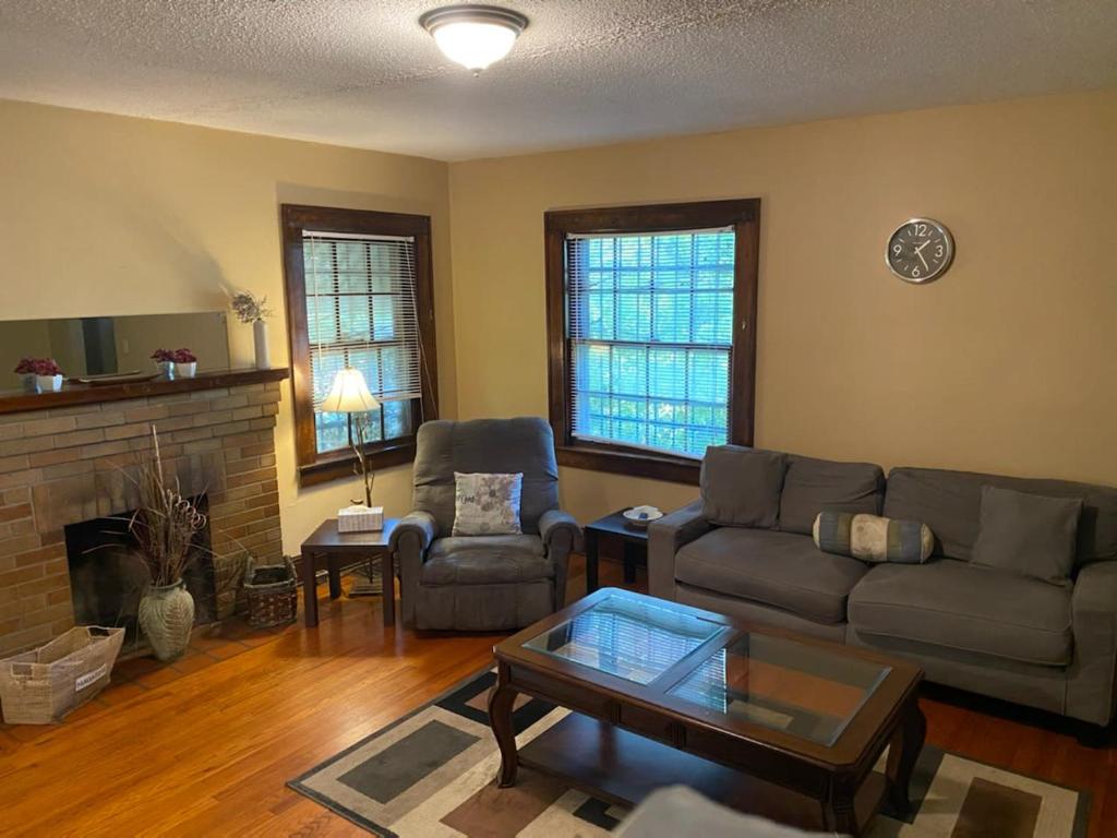 uma sala de estar com um sofá e uma mesa de centro em Quaint Apartment in Older East Knoxville em Knoxville