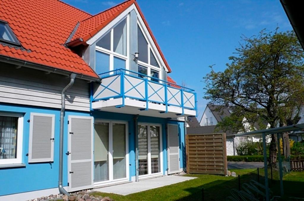 Casa azul y blanca con techo rojo en Stollberg, FW4 en Zingst