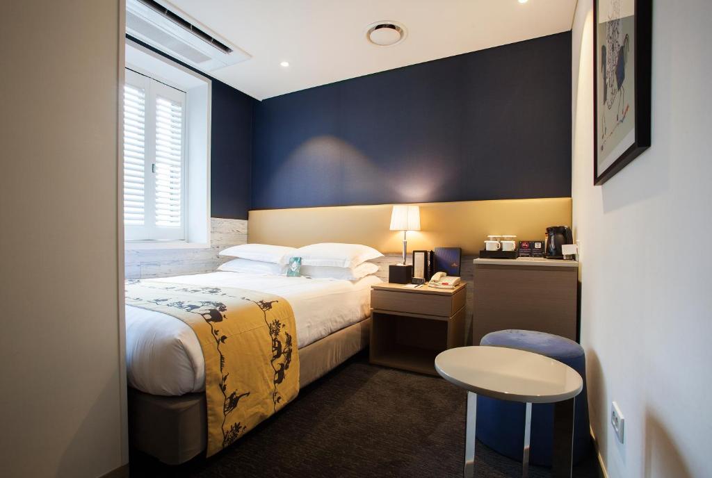 Postel nebo postele na pokoji v ubytování The Grand Hotel Myeongdong