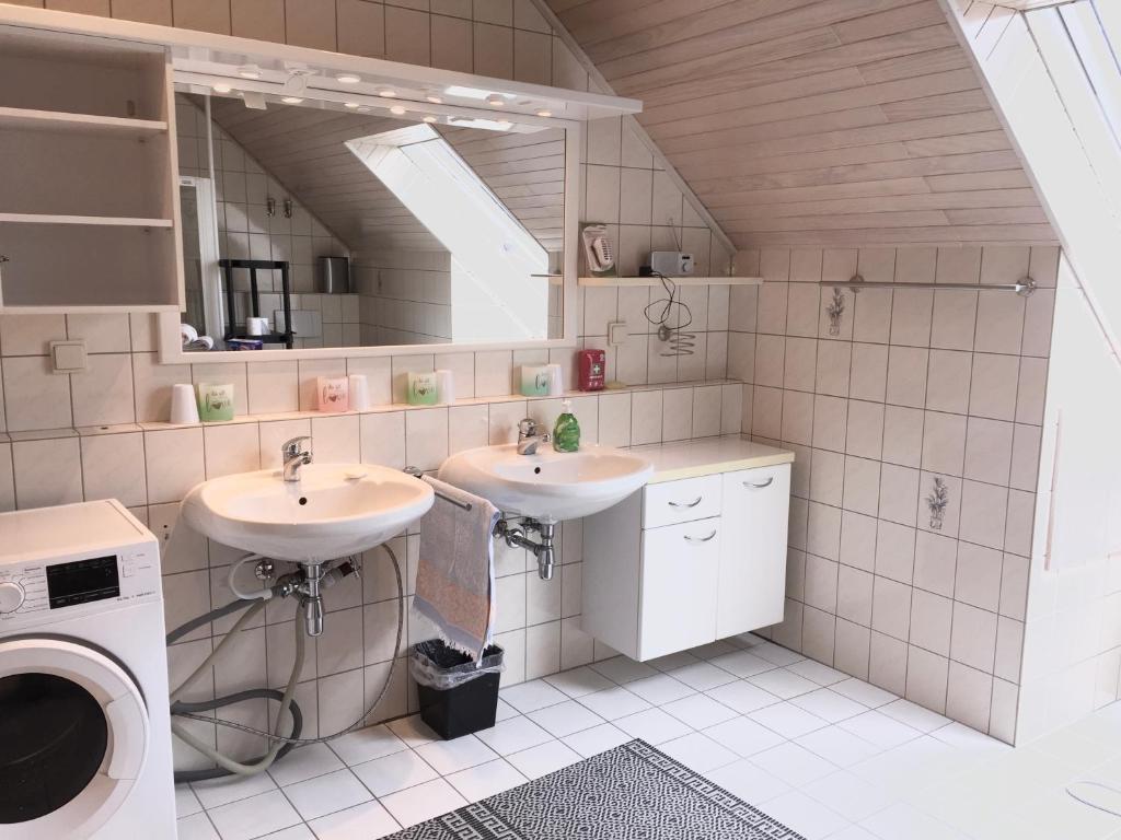 Große 5 Zimmer Whg , 4-5 Bedrooms flat, big living Kitchen, Wlan Smart TV, Hotbird Eutelsat u Astra Satellite TV, between Frankfurt & Wiesbaden, A66 & A3, many parking places