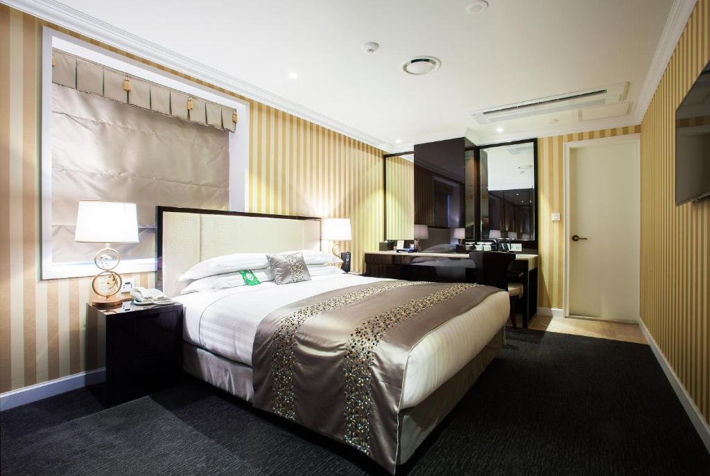 Postel nebo postele na pokoji v ubytování The Grand Hotel Myeongdong