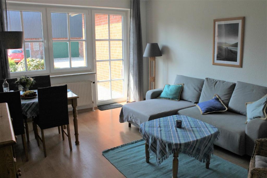 uma sala de estar com um sofá e uma mesa em "Pappelhof - Whg 3" em Grömitz
