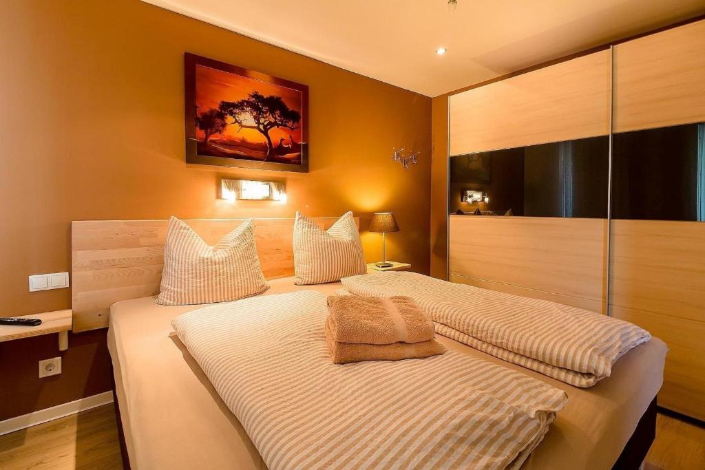 1 dormitorio con 1 cama grande con sábanas blancas en K3 - Strandhaus Königsberger Allee 8 - FERIENDOMIZIL HOLLICH en Grömitz