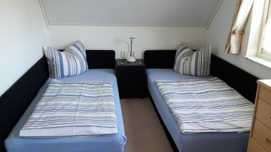 een kamer met 2 bedden in een kamer met een raam bij Fewo im "Schwedenhaus" in Prerow