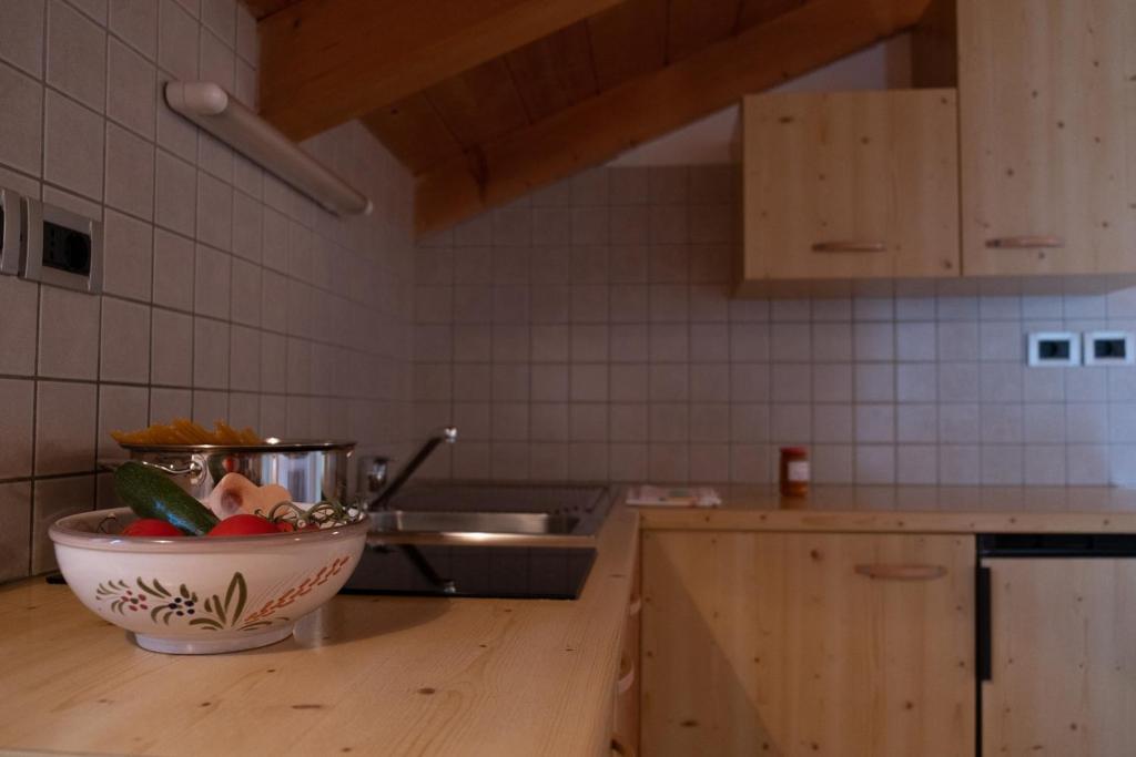 Ferienwohnung im Haus Texel VII في رابلا: مطبخ مع وعاء من الخضروات على منضدة