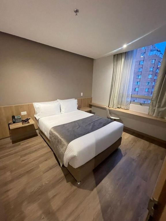 Postel nebo postele na pokoji v ubytování EM Hotel Corferias Embajada Americana