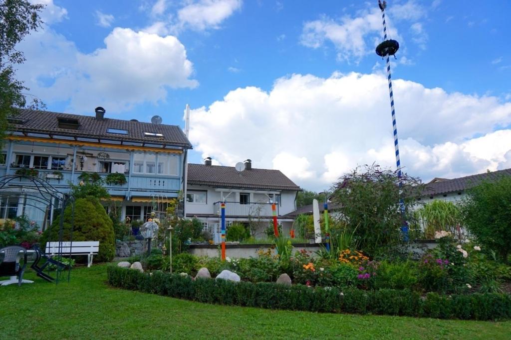 a garden in front of a building with a building at Edle Ferienwohnung, Idylle pur in Pöcking