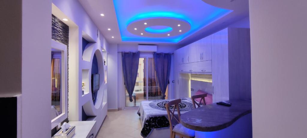 Florenza Khamsin Red Sea Residence في الغردقة: غرفة بسرير وسقف ازرق