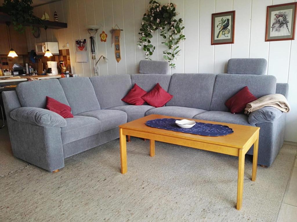 Una sala de estar con un sofá y una mesa de café. en Appartment 3737 in Tossens, en Tossenserdeich