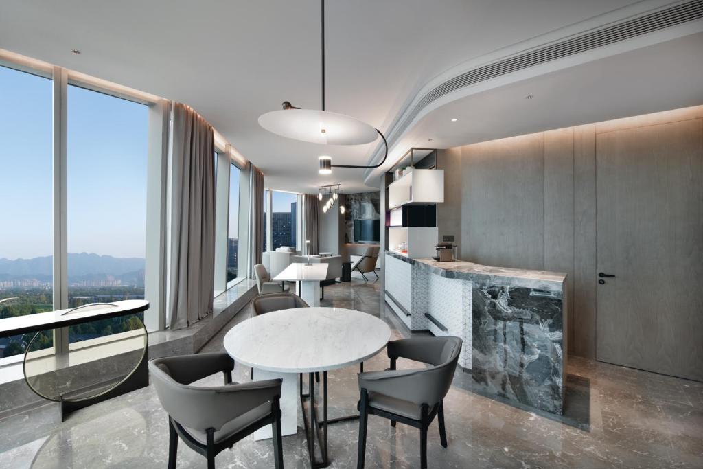 Crowne Plaza Hangzhou Science City, an IHG Hotel - 1 King One-Bedroom Suite