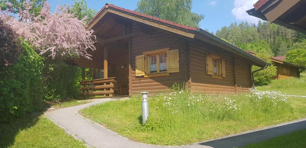 a small wooden cabin with a path in front of it at Blockhaus Bayerischer Wald in Stamsried