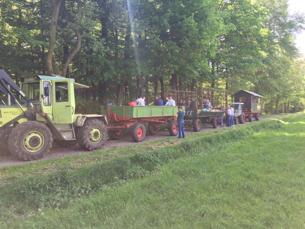 a tractor pulling a train full of people at Gästehaus Bommelsen - Zi 3 in Bomlitz