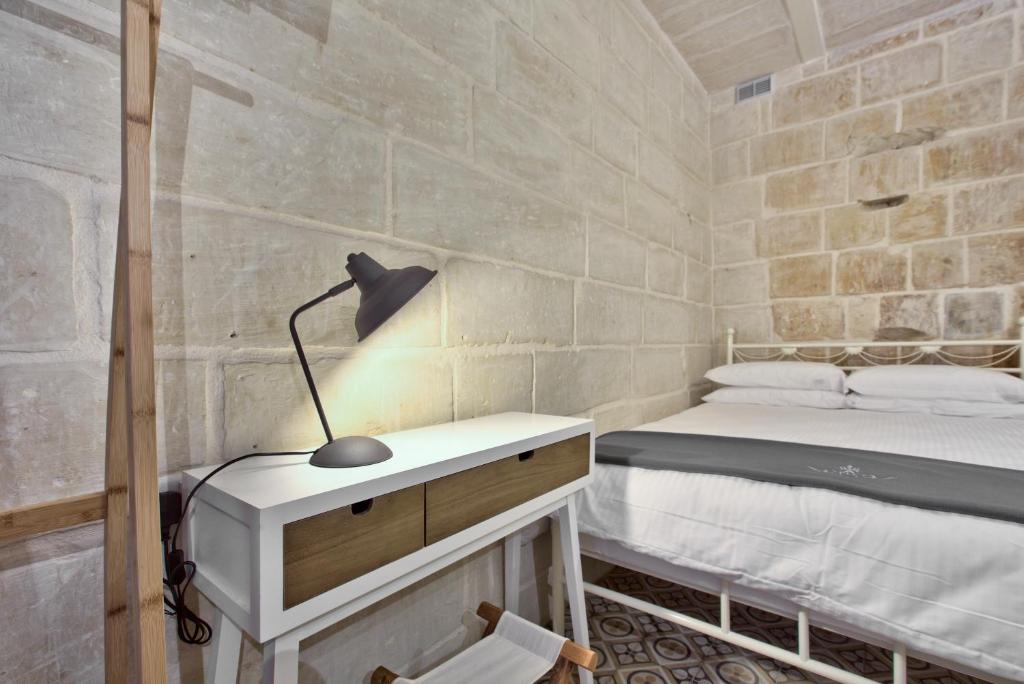 Postel nebo postele na pokoji v ubytování Chateau La Vallette - Grand Harbour Suite