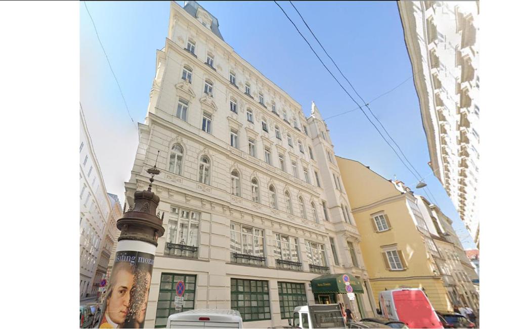 um grande edifício branco numa cidade em Hotel Domizil em Viena