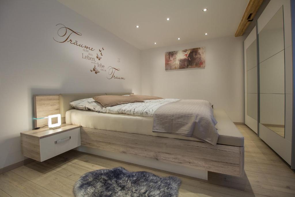 1 dormitorio con 1 cama y un cartel en la pared en Ferienwohnung am Schlosspark, en Bad Harzburg