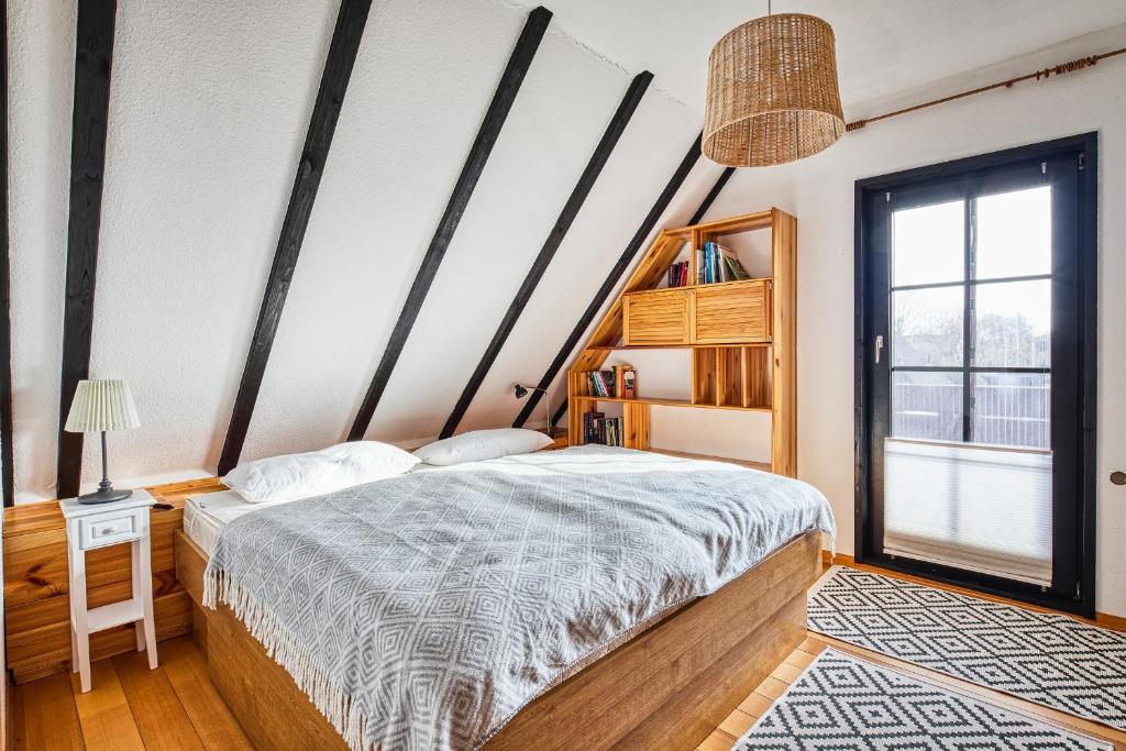 een slaapkamer met een groot bed en een raam bij Ferienhaus Hygge in Kappeln