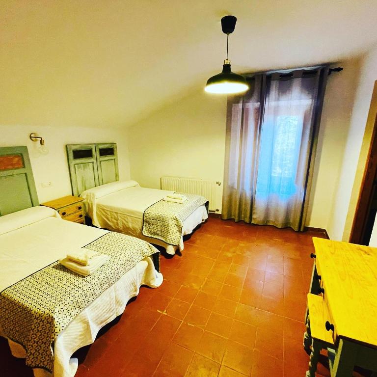 Postel nebo postele na pokoji v ubytování Albergue Hospedería Montaña Morciguillinas