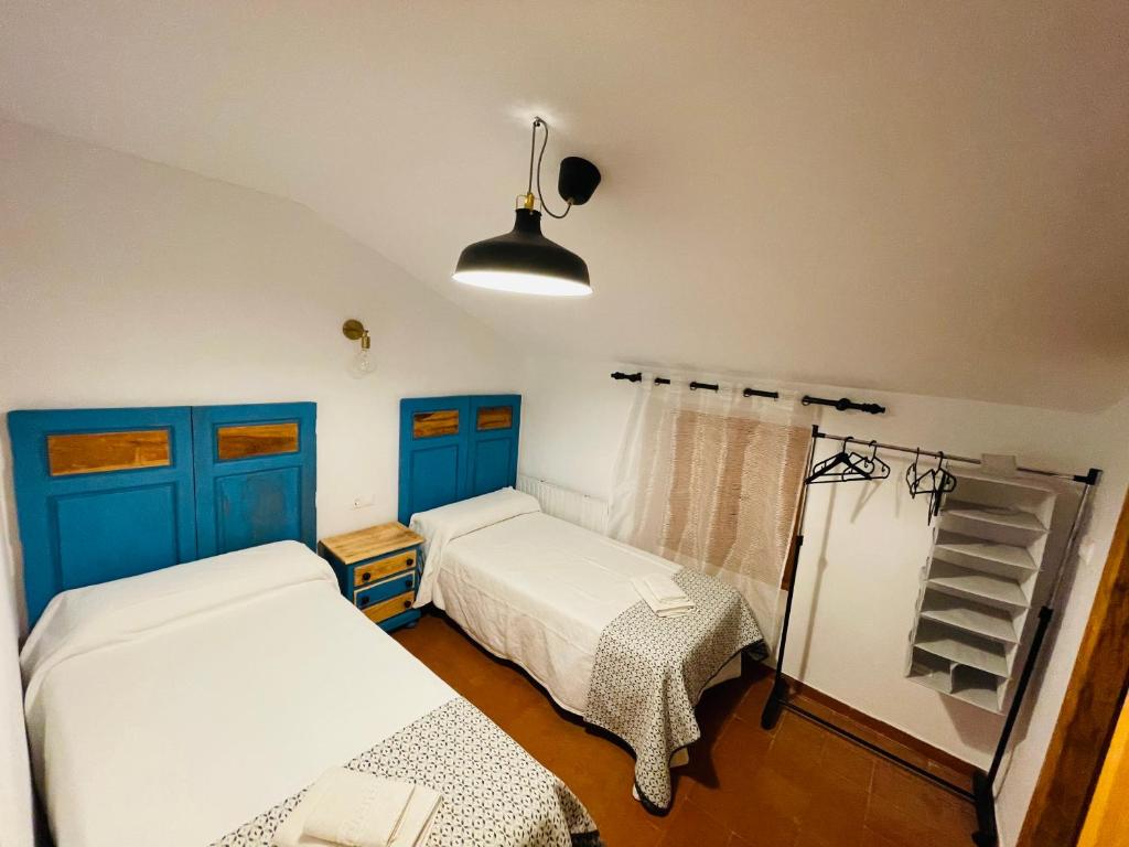 Llit o llits en una habitació de Albergue Hospedería Montaña Morciguillinas