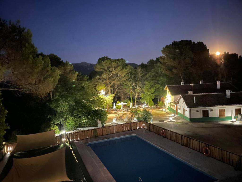 Bazén v ubytování Albergue Hospedería Montaña Morciguillinas nebo v jeho okolí