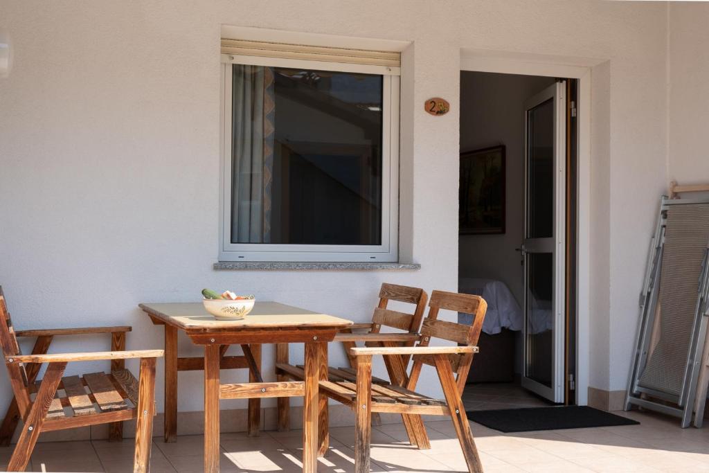 mesa y sillas en una habitación con ventana en Ferienwohnung im Haus Texel II, en Rablà