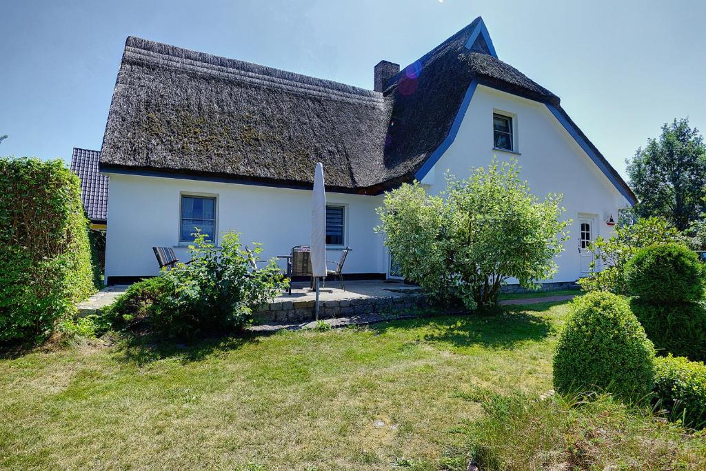 a large white house with a thatched roof at Tabbert, Kerstin in Zingst